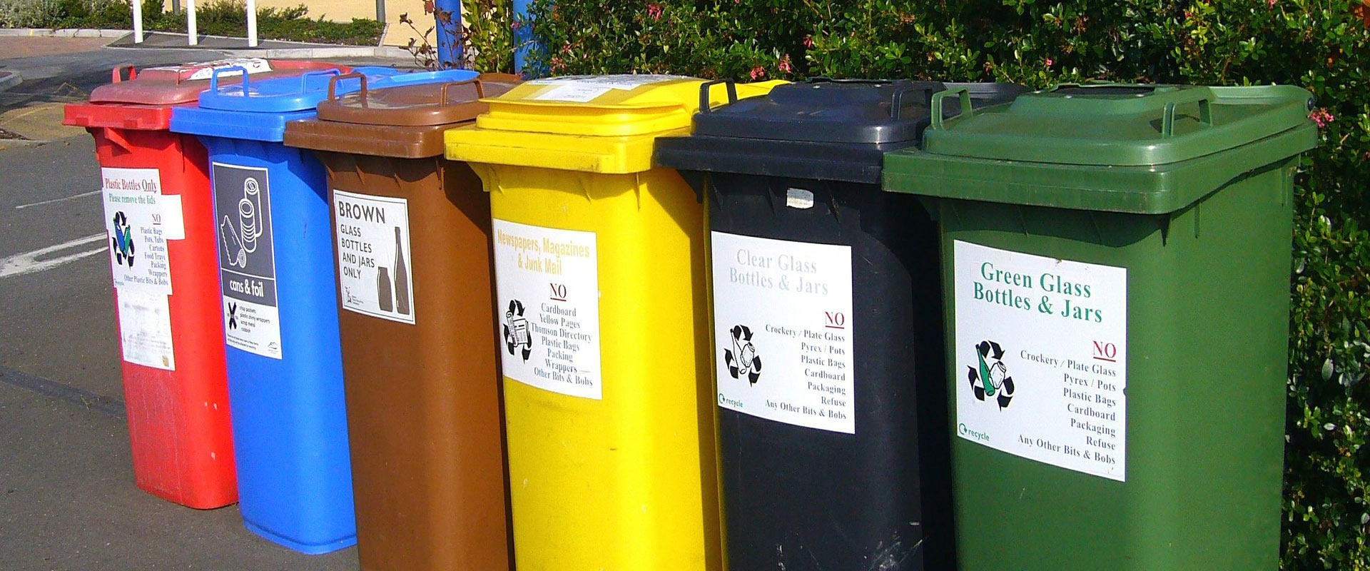 Varios contenedores de reciclaje